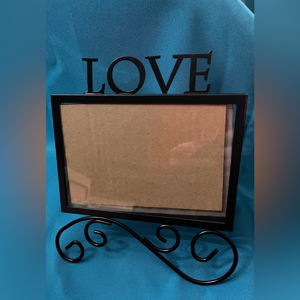 Black Love Photo Frame 4x6”
Metal
Excellent condition 
Have not used